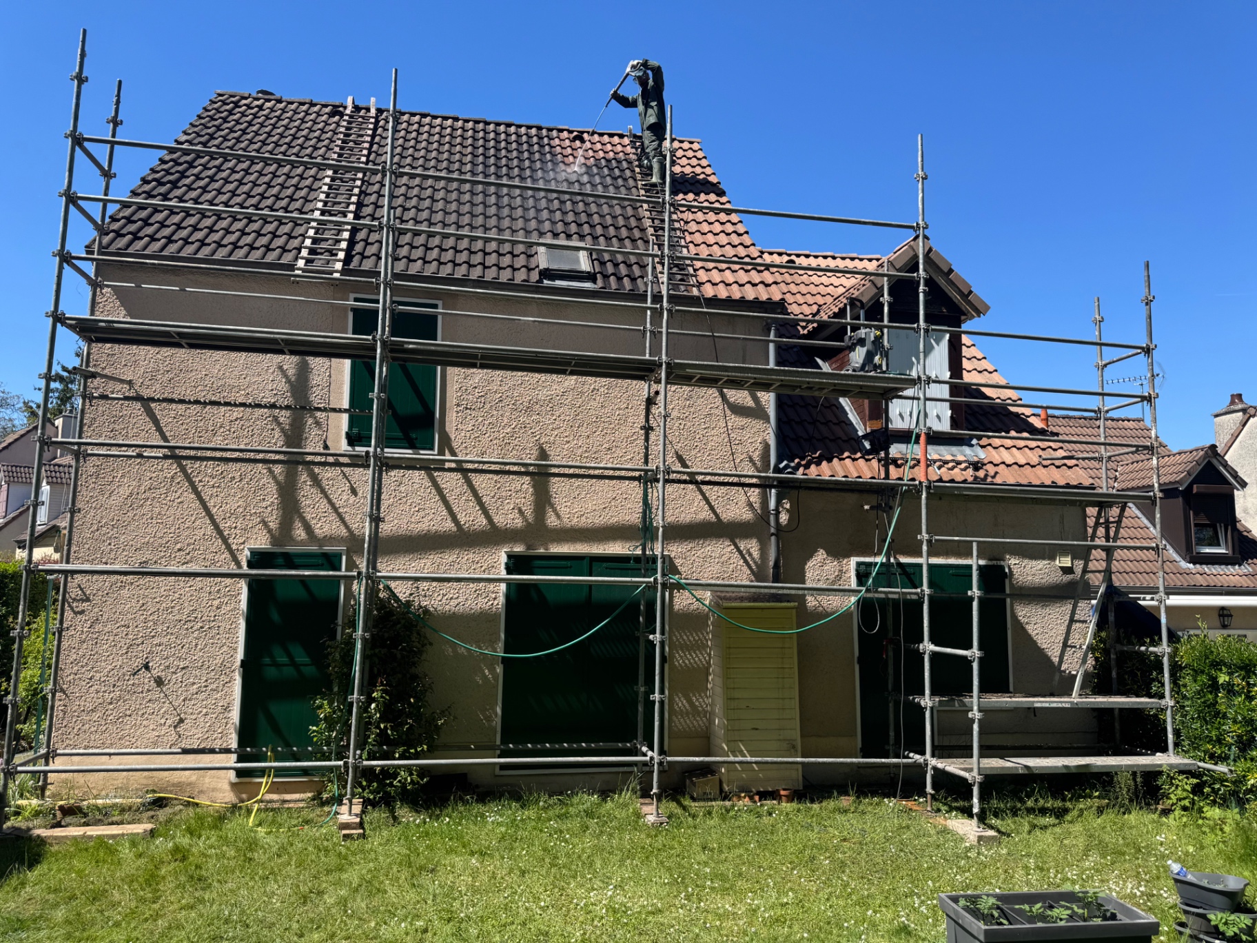Démoussage et nettoyage de toiture en cours