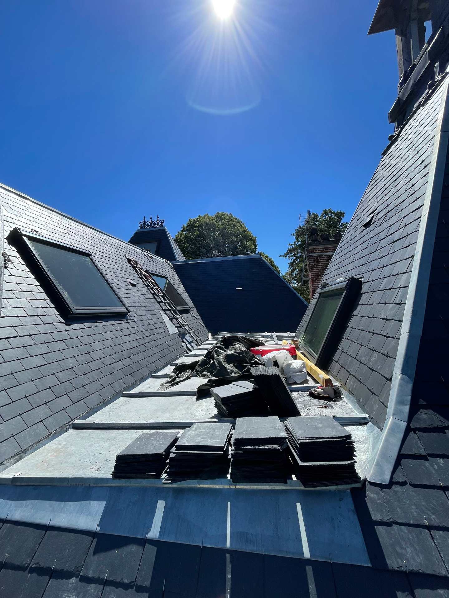 Toiture en ardoise refaite à neuf avec Velux