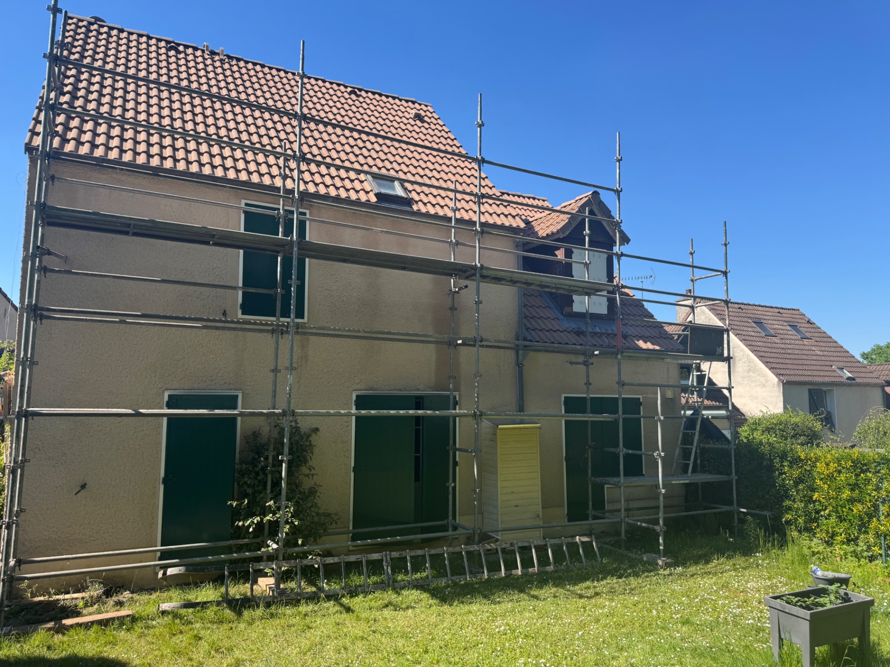 Maison avec échafaudage — avant nettoyage de toiture