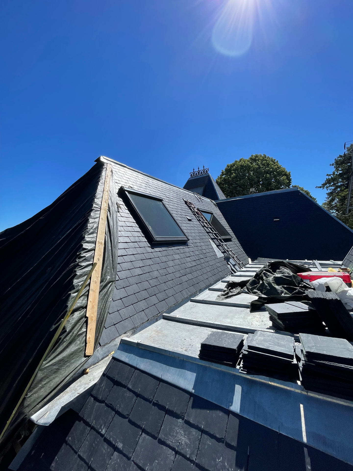 Pose d'ardoises neuves et Velux — chantier en cours